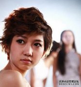 周冬再次改变了她的发型，一只小黄鸭的孩子变