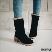 另一款名为雪地靴的女鞋显示出青春，舒适和温
