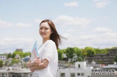 大学生在雪地里练习很多，不想成为主机，互联