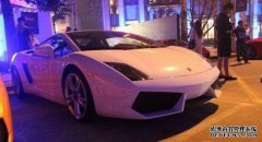 夜总会是否位于模拟豪华车的入口处？交通警察