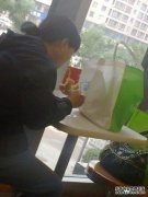 外国人吃中国菜，棍子也被称为“迅雷”，看到