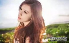 它并不像女人为你做这些事情那么简单，但她爱
