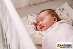 宝宝和爸爸一起睡觉，宝迪运动让宝宝感到无助