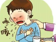 当孩子感冒时，他会咳嗽并且鼻子流了出来。它