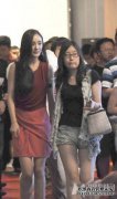 杨幂并没有为记者隐瞒红地毯。空闲的座位拍照
