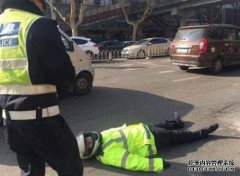 湖北省的一名男子在公路上行驶，并成为宝马的