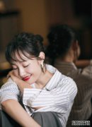 白百合真的敢用它！西装很短，我敢在没穿衬衫