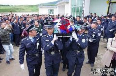 这位30岁的警察在邪恶的过程中死亡。互联网用户