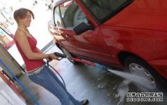 购买“7座汽车”的人没有利润，富人购买“5座汽