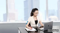 这名男子被骗了5000元。在警察康复后，它被称为