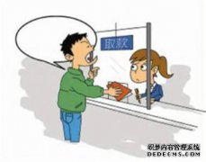 那个女人拉开了警车的门，寻求帮助，不停地大