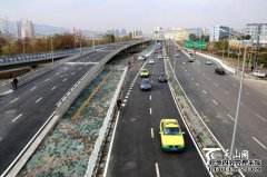 除了高速公路，高速公路匝道也很特别。