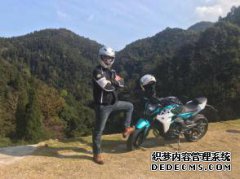 乘坐400NK机车的姐姐