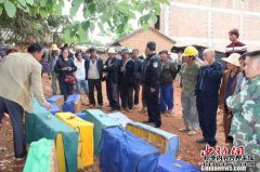 一名男子在湖南高铁站抓了21只野鸟