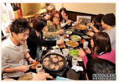 中国小伙子们去日本开了一家商店，看到当地人