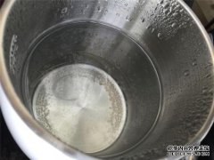 如何用醋去除电热水壶水垢？