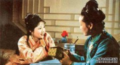 喂养他们的女儿，整个家庭不知所措，直到他们