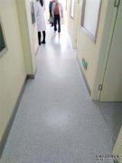 如何放置塑料地板胶
