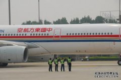 当中国东方航空的航班起飞时，妇女的市政机器