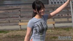 前身是靠胸！女演员暴露在一个真正的杯子里.