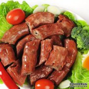 吃螃蟹时可以吃鸭脖吗？