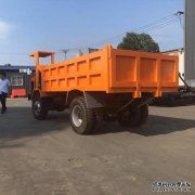 Latufang绝对喜欢这辆自卸车，它带有一个铲斗，可